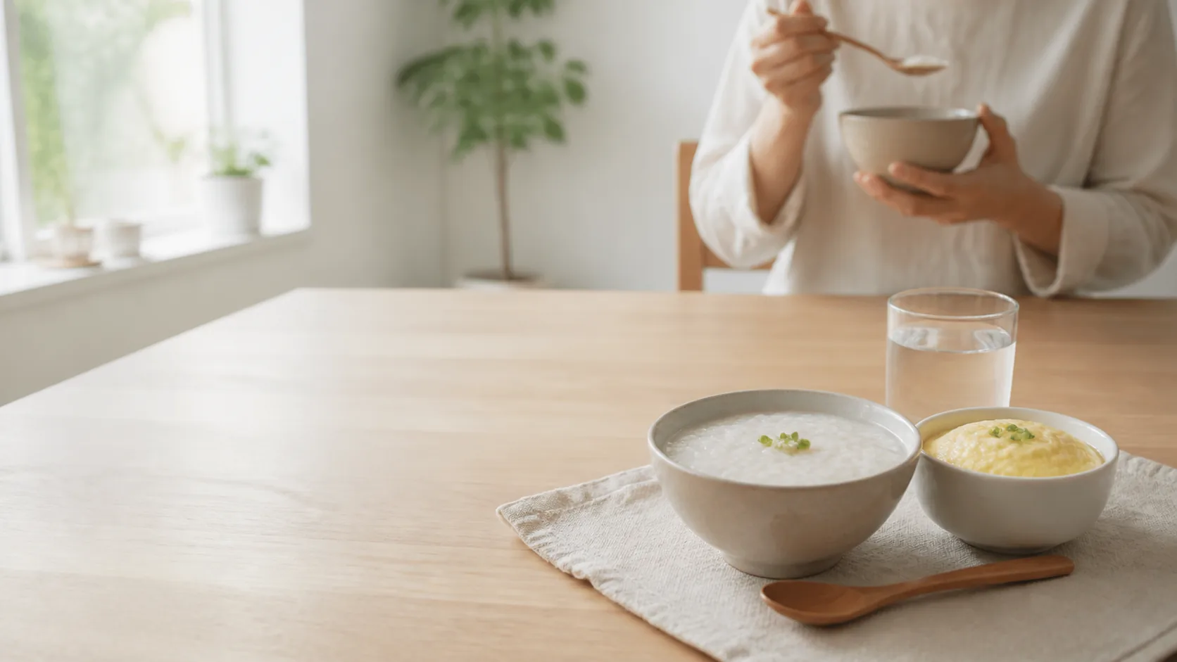 임플란트 수술 후 부드러운 죽과 달걀찜을 먹는 회복 식사
